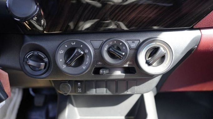 Новый Toyota Hilux Extra Cab VIII Рестайлинг, 2.4 л, 2023 в Дубае от Najem Motors Белый цвет. GCC | AUTO.AE