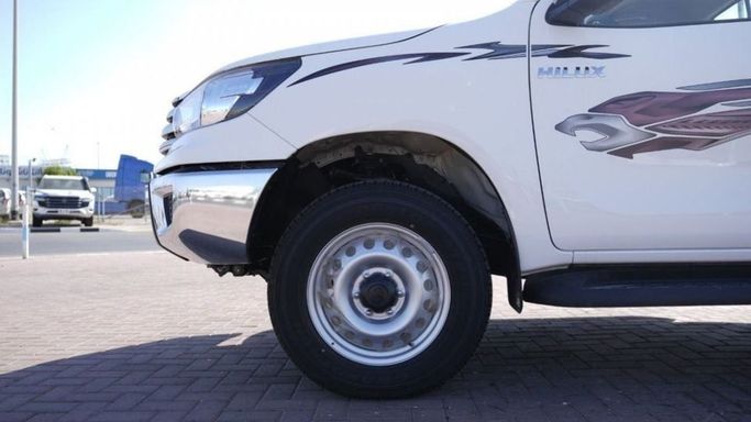 Новый Toyota Hilux Extra Cab VIII Рестайлинг, 2.4 л, 2023 в Дубае от Najem Motors Белый цвет. GCC | AUTO.AE
