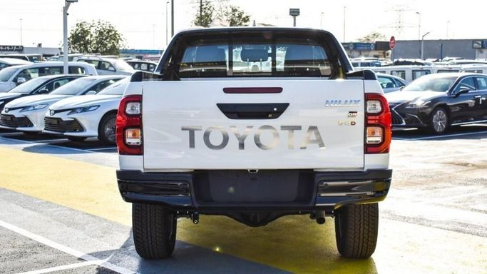 Новый Toyota Hilux VIII Рестайлинг, 2.8 л, 2023 в Дубае от Najem Motors Белый цвет. GCC | AUTO.AE
