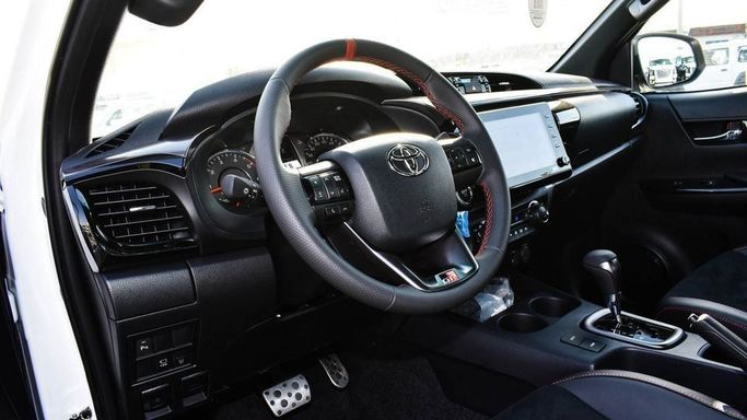 Новый Toyota Hilux VIII Рестайлинг, 2.8 л, 2023 в Дубае от Najem Motors Белый цвет. GCC | AUTO.AE