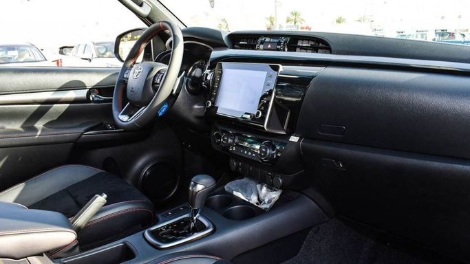 Новый Toyota Hilux VIII Рестайлинг, 2.8 л, 2023 в Дубае от Najem Motors Белый цвет. GCC | AUTO.AE