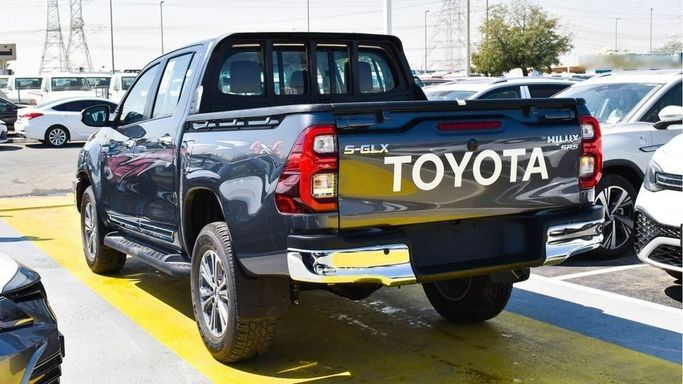 Новый Toyota Hilux VIII Рестайлинг, 2.7 л, 2023 в Дубае от Najem Motors Черный цвет. GCC | AUTO.AE