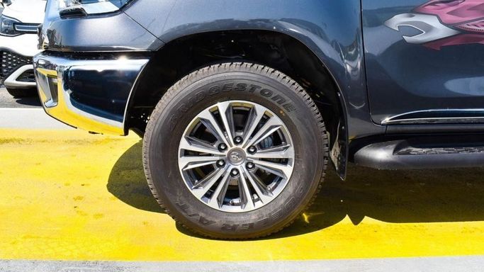 Новый Toyota Hilux VIII Рестайлинг, 2.7 л, 2023 в Дубае от Najem Motors Черный цвет. GCC | AUTO.AE