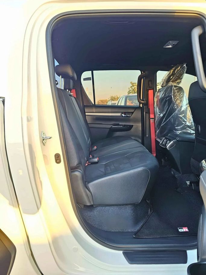 Новый Toyota Hilux VIII Рестайлинг 2, 2.8 л, 2024 в Дубае от SK Motors Белый цвет. GCC | AUTO.AE