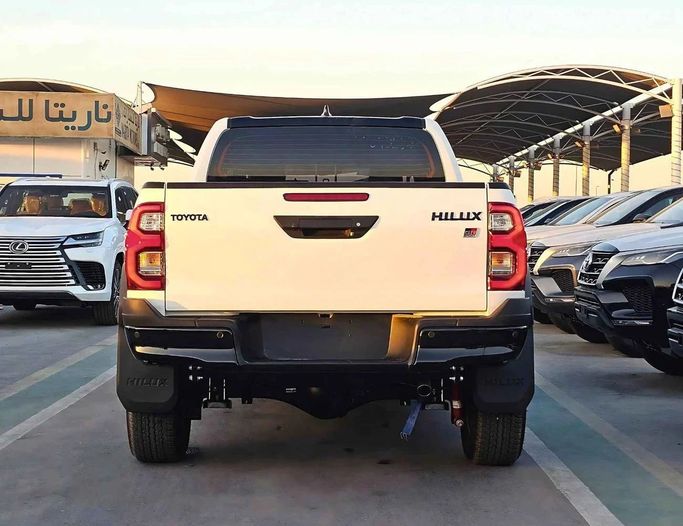 Новый Toyota Hilux VIII Рестайлинг 2, 2.8 л, 2024 в Дубае от SK Motors Белый цвет. GCC | AUTO.AE