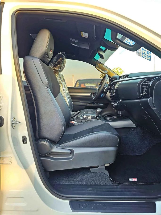 Новый Toyota Hilux VIII Рестайлинг 2, 2.8 л, 2024 в Дубае от SK Motors Белый цвет. GCC | AUTO.AE