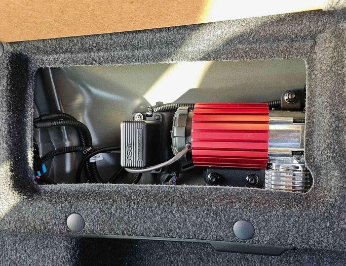 Новый Toyota Hilux VIII Рестайлинг, 4.0 л, 2025 в Дубае от SK Motors Черный цвет. GCC | AUTO.AE