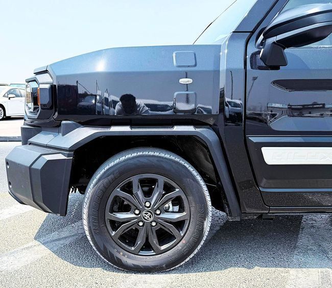Новый Toyota Hilux Extra Cab VIII Рестайлинг, 2.8 л, 2025 в Дубае от Soltan Auto Черный цвет. Other | AUTO.AE