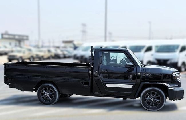 Новый Toyota Hilux Extra Cab VIII Рестайлинг, 2.8 л, 2025 в Дубае от Soltan Auto Черный цвет. Other | AUTO.AE