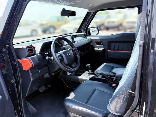 Новый Toyota Hilux Extra Cab VIII Рестайлинг, 2.8 л, 2025 в Дубае от Soltan Auto Черный цвет. Other | AUTO.AE