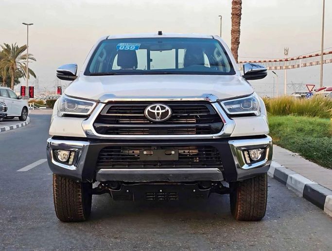 Новый Toyota Hilux VIII Рестайлинг, 2.8 л, 2024 в Дубае от SK Motors Белый цвет. Other | AUTO.AE