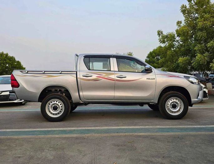 Новый Toyota Hilux VIII Рестайлинг, 2.4 л, 2025 в Дубае от SK Motors Белый цвет. Other | AUTO.AE