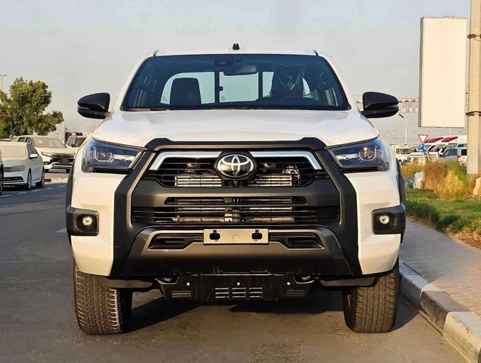 Новый Toyota Hilux VIII Рестайлинг 2, 2.8 л, 2024 в Дубае от SK Motors Белый цвет. Other | AUTO.AE