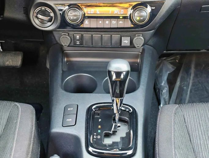 Новый Toyota Hilux VIII Рестайлинг 2, 2.8 л, 2024 в Дубае от SK Motors Белый цвет. Other | AUTO.AE