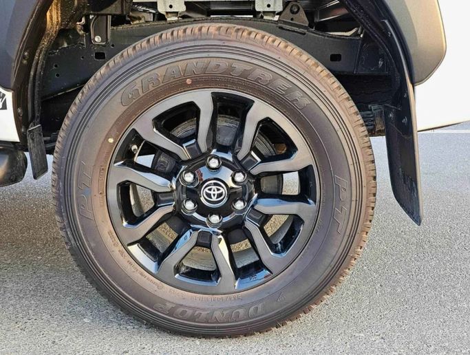 Новый Toyota Hilux VIII Рестайлинг 2, 2.8 л, 2024 в Дубае от SK Motors Белый цвет. Other | AUTO.AE