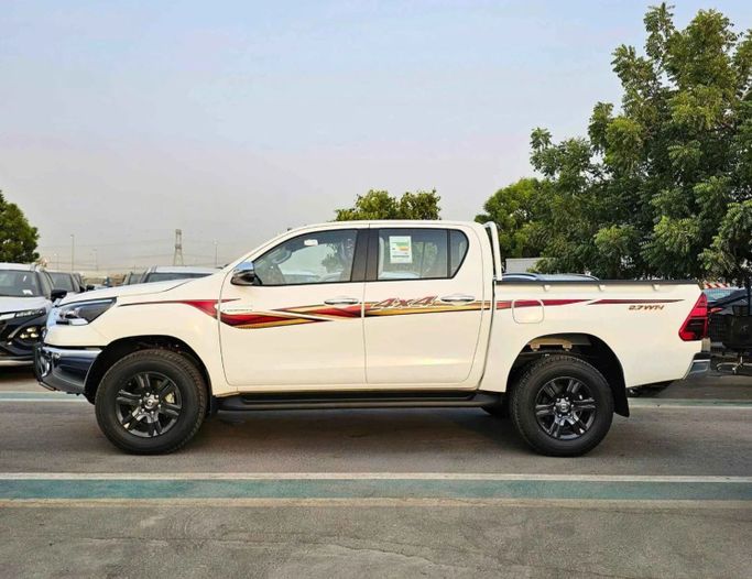 Новый Toyota Hilux VIII Рестайлинг 2, 2.7 л, 2025 в Дубае от SK Motors Белый цвет. Other | AUTO.AE