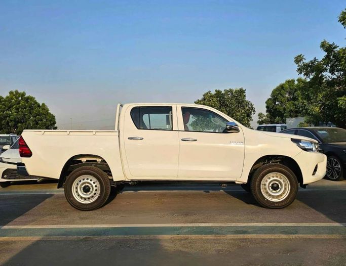 Новый Toyota Hilux VIII Рестайлинг, 2.4 л, 2025 в Дубае от SK Motors Белый цвет. Other | AUTO.AE