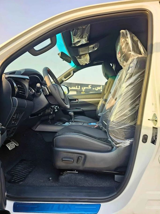 Новый Toyota Hilux VIII Рестайлинг, 4.0 л, 2024 в Дубае от SK Motors Белый цвет. Other | AUTO.AE