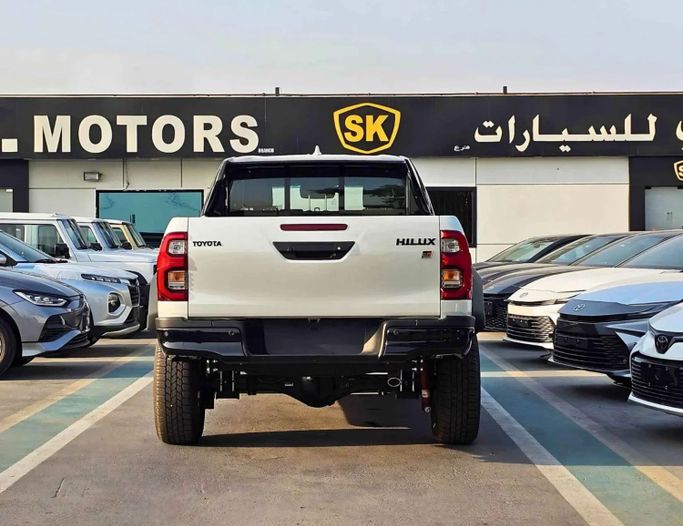 Новый Toyota Hilux VIII Рестайлинг, 4.0 л, 2024 в Дубае от SK Motors Белый цвет. Other | AUTO.AE