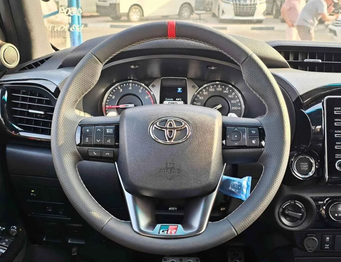 Новый Toyota Hilux VIII Рестайлинг, 4.0 л, 2024 в Дубае от SK Motors Белый цвет. Other | AUTO.AE
