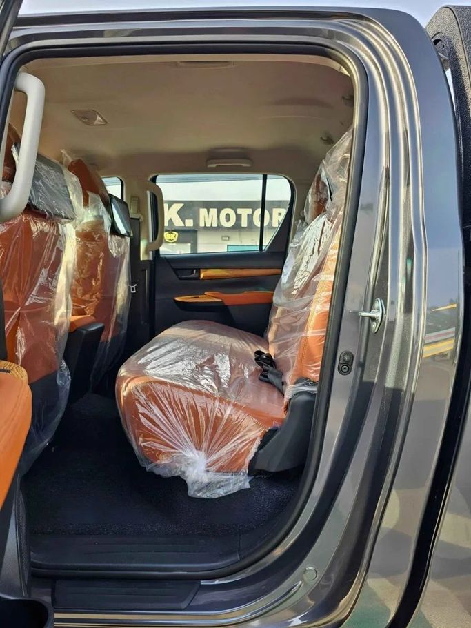 Новый Toyota Hilux VIII Рестайлинг, 2.4 л, 2025 в Дубае от SK Motors Серый цвет. Other | AUTO.AE