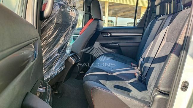 Новый Toyota Hilux VIII Рестайлинг 2, 2.8 л, 2025 в Дубае от Falcons GT Motors FZCO Белый цвет. GCC | AUTO.AE