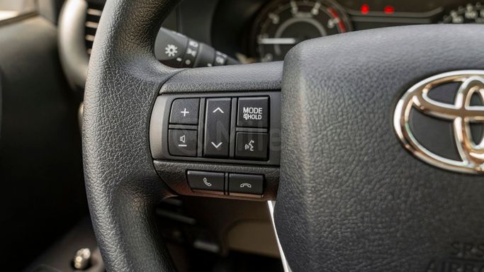 Новый Toyota Hilux VIII Рестайлинг, 2.4 л, 2025 в Дубае от Milele Белый цвет. Other | AUTO.AE