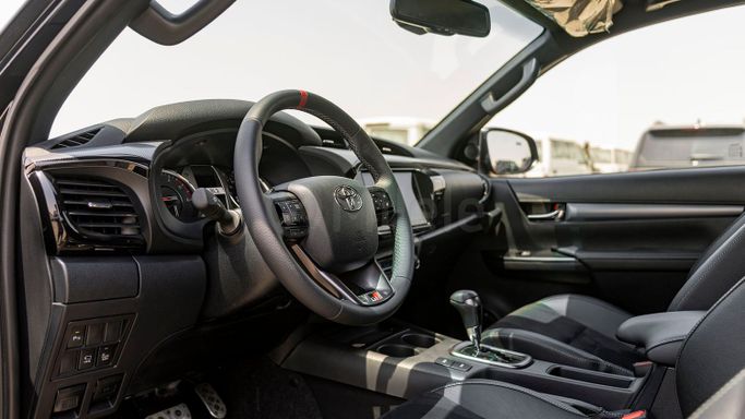 Новый Toyota Hilux VIII Рестайлинг, 2.8 л, 2024 в Дубае от Milele Черный цвет. Other | AUTO.AE