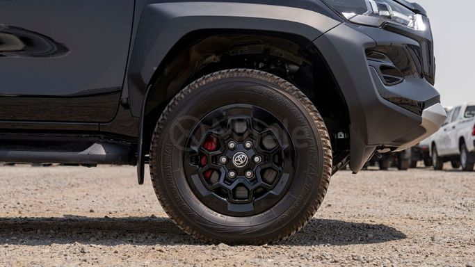 Новый Toyota Hilux VIII Рестайлинг, 2.8 л, 2024 в Дубае от Milele Черный цвет. Other | AUTO.AE