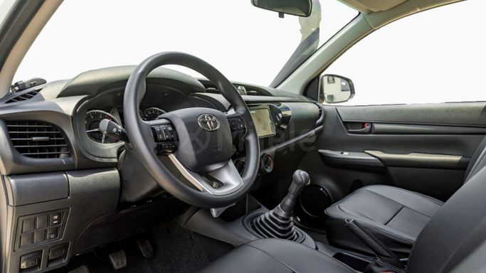 Новый Toyota Hilux VIII Рестайлинг, 2.4 л, 2025 в Дубае от Milele Белый цвет. Other | AUTO.AE