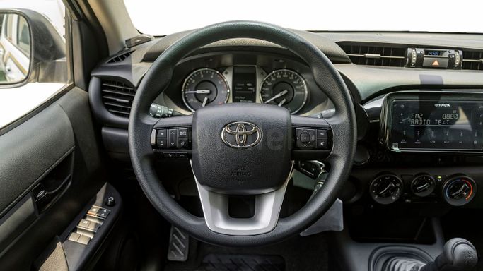 Новый Toyota Hilux VIII Рестайлинг, 2.4 л, 2025 в Дубае от Milele Белый цвет. Other | AUTO.AE