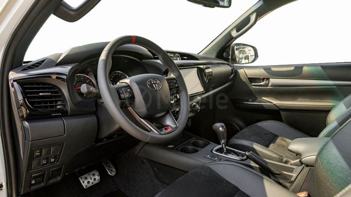 Новый Toyota Hilux VIII Рестайлинг 2, 2.8 л, 2024 в Дубае от Milele Белый цвет. Other | AUTO.AE