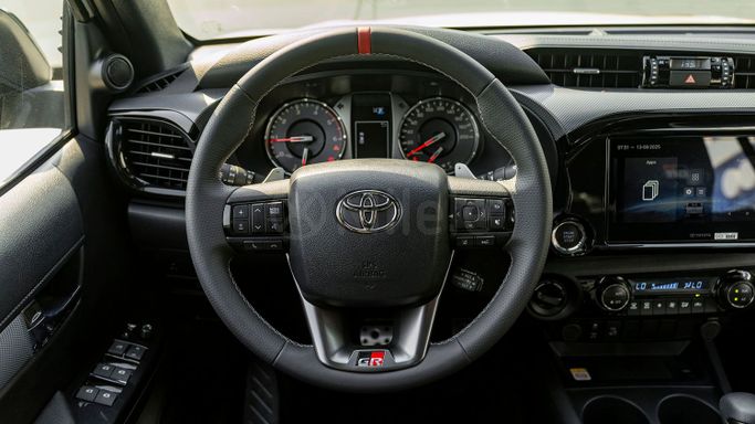 Новый Toyota Hilux VIII Рестайлинг 2, 2.8 л, 2024 в Дубае от Milele Белый цвет. Other | AUTO.AE