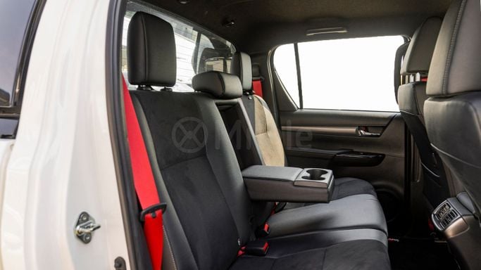 Новый Toyota Hilux VIII Рестайлинг 2, 2.8 л, 2024 в Дубае от Milele Белый цвет. Other | AUTO.AE