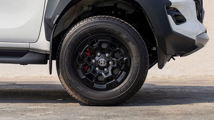 Новый Toyota Hilux VIII Рестайлинг 2, 2.8 л, 2024 в Дубае от Milele Белый цвет. Other | AUTO.AE