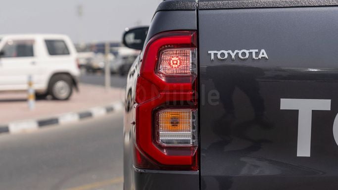 Новый Toyota Hilux VIII Рестайлинг 2, 2.8 л, 2025 в Дубае от Milele Серый цвет. Other | AUTO.AE