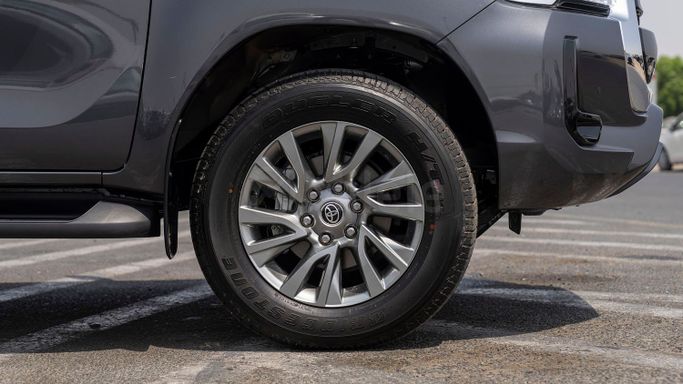 Новый Toyota Hilux VIII Рестайлинг 2, 2.8 л, 2025 в Дубае от Milele Серый цвет. Other | AUTO.AE