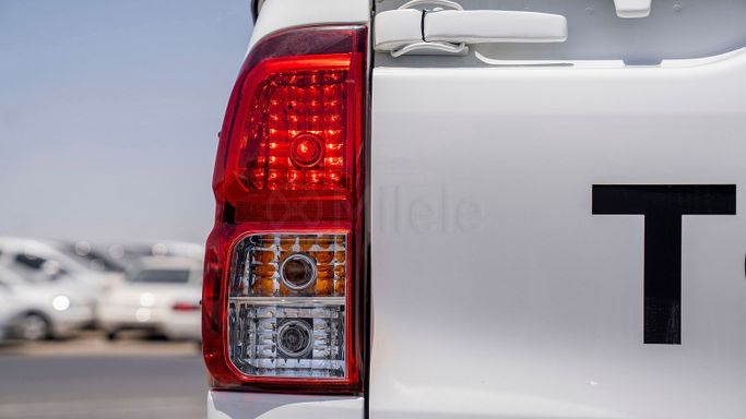 Новый Toyota Hilux VIII Рестайлинг 2, 2.8 л, 2025 в Дубае от Milele Белый цвет. Other | AUTO.AE