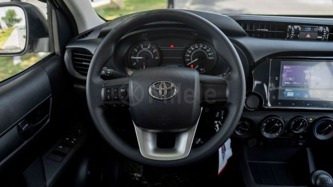 Новый Toyota Hilux VIII Рестайлинг 2, 2.8 л, 2025 в Дубае от Milele Белый цвет. Other | AUTO.AE