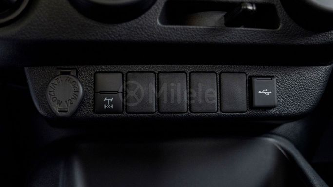 Новый Toyota Hilux VIII Рестайлинг 2, 2.8 л, 2025 в Дубае от Milele Белый цвет. Other | AUTO.AE