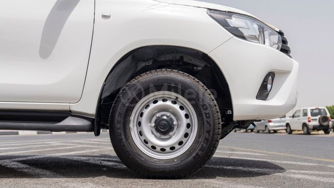 Новый Toyota Hilux VIII Рестайлинг 2, 2.4 л, 2025 в Дубае от Milele Белый цвет. Other | AUTO.AE