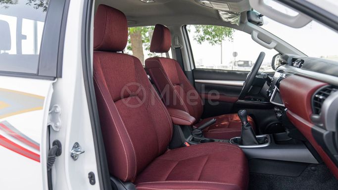 Новый Toyota Hilux VIII Рестайлинг 2, 2.7 л, 2025 в Дубае от Milele Белый цвет. Other | AUTO.AE