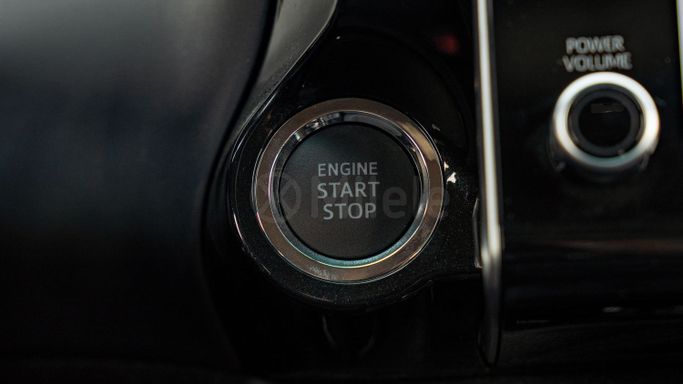 Новый Toyota Hilux VIII Рестайлинг, 4.0 л, 2025 в Дубае от Milele Белый цвет. Other | AUTO.AE