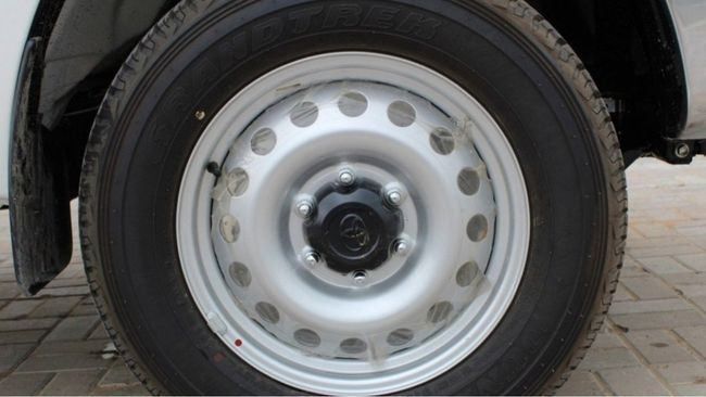 Новый Toyota Hilux VIII Рестайлинг, 2.4 л, 2023 в Дубае от Falcons GT Motors FZCO Белый цвет. GCC | AUTO.AE