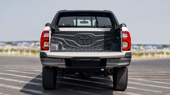 Новый Toyota Hilux VIII Рестайлинг, 2.7 л, 2025 в Дубае от Milele Белый цвет. Other | AUTO.AE
