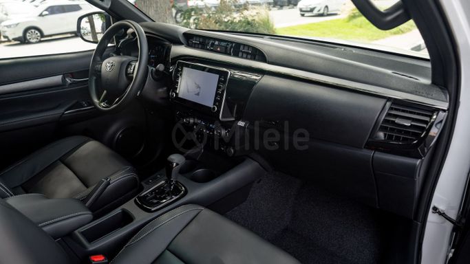 Новый Toyota Hilux VIII Рестайлинг, 2.7 л, 2025 в Дубае от Milele Белый цвет. Other | AUTO.AE