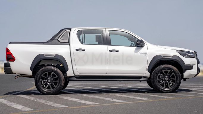 Новый Toyota Hilux VIII Рестайлинг, 2.7 л, 2025 в Дубае от Milele Белый цвет. Other | AUTO.AE