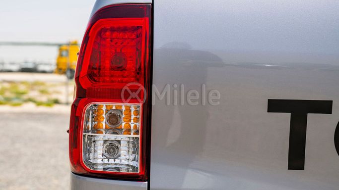 Новый Toyota Hilux VIII Рестайлинг, 2.4 л, 2025 в Дубае от Milele Серебристый цвет. Other | AUTO.AE