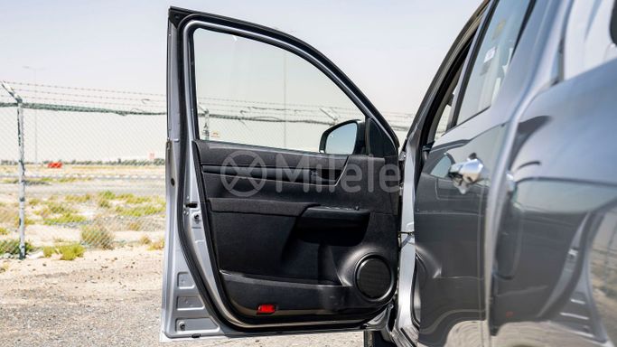 Новый Toyota Hilux VIII Рестайлинг, 2.4 л, 2025 в Дубае от Milele Серебристый цвет. Other | AUTO.AE