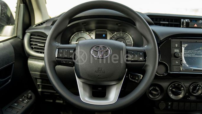 Новый Toyota Hilux VIII Рестайлинг, 2.4 л, 2025 в Дубае от Milele Серебристый цвет. Other | AUTO.AE